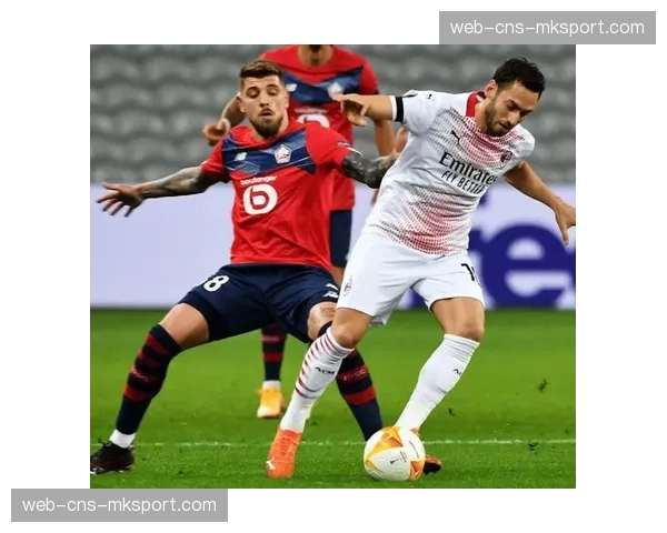 特写瞬间：终场哨响，提前保级成功的昂热全队与远征球迷疯狂庆祝