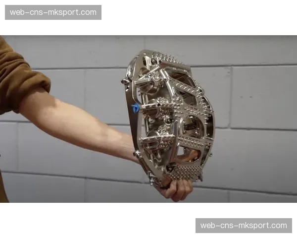 团队的力量:机械师在比赛间隙的90秒内为车手完成刹车更换 团队的力量:机械师在比赛间隙的90秒内为车手完成刹车更换